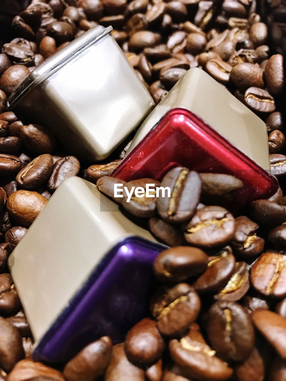 CLOSE-UP OF ROASTED COFFEE BEANS IN CONTAINER