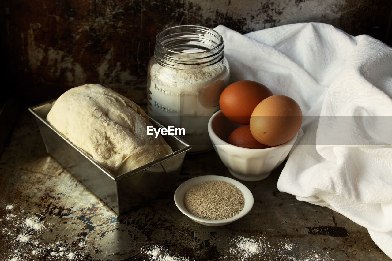 HIGH ANGLE VIEW OF BREAKFAST AND TABLE ON TRAY