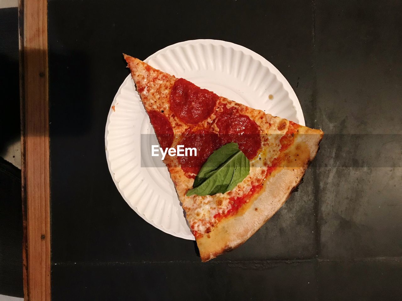 DIRECTLY ABOVE VIEW OF PIZZA SLICE ON TABLE