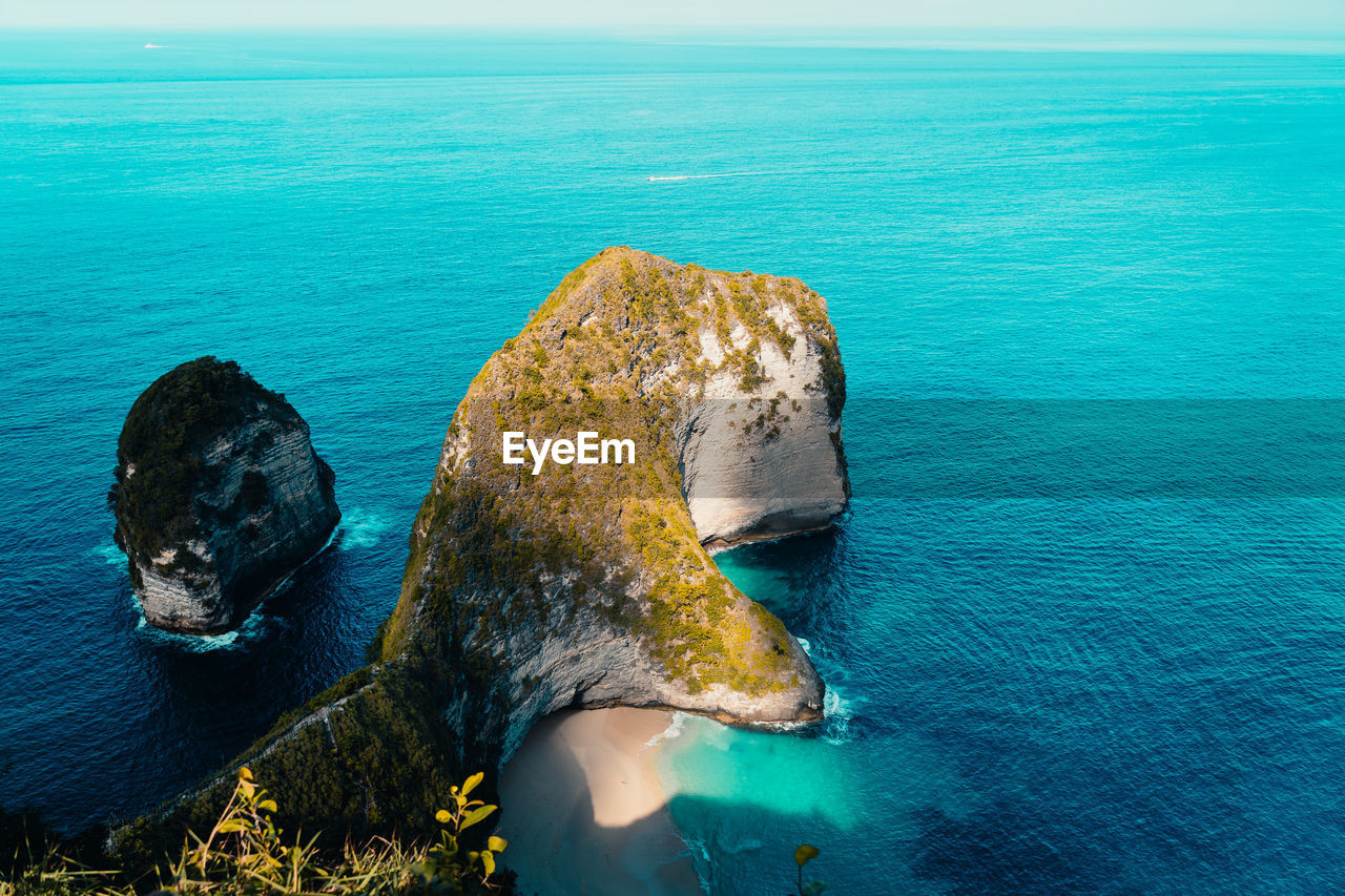 HIGH ANGLE VIEW OF ROCKS ON SEA SHORE