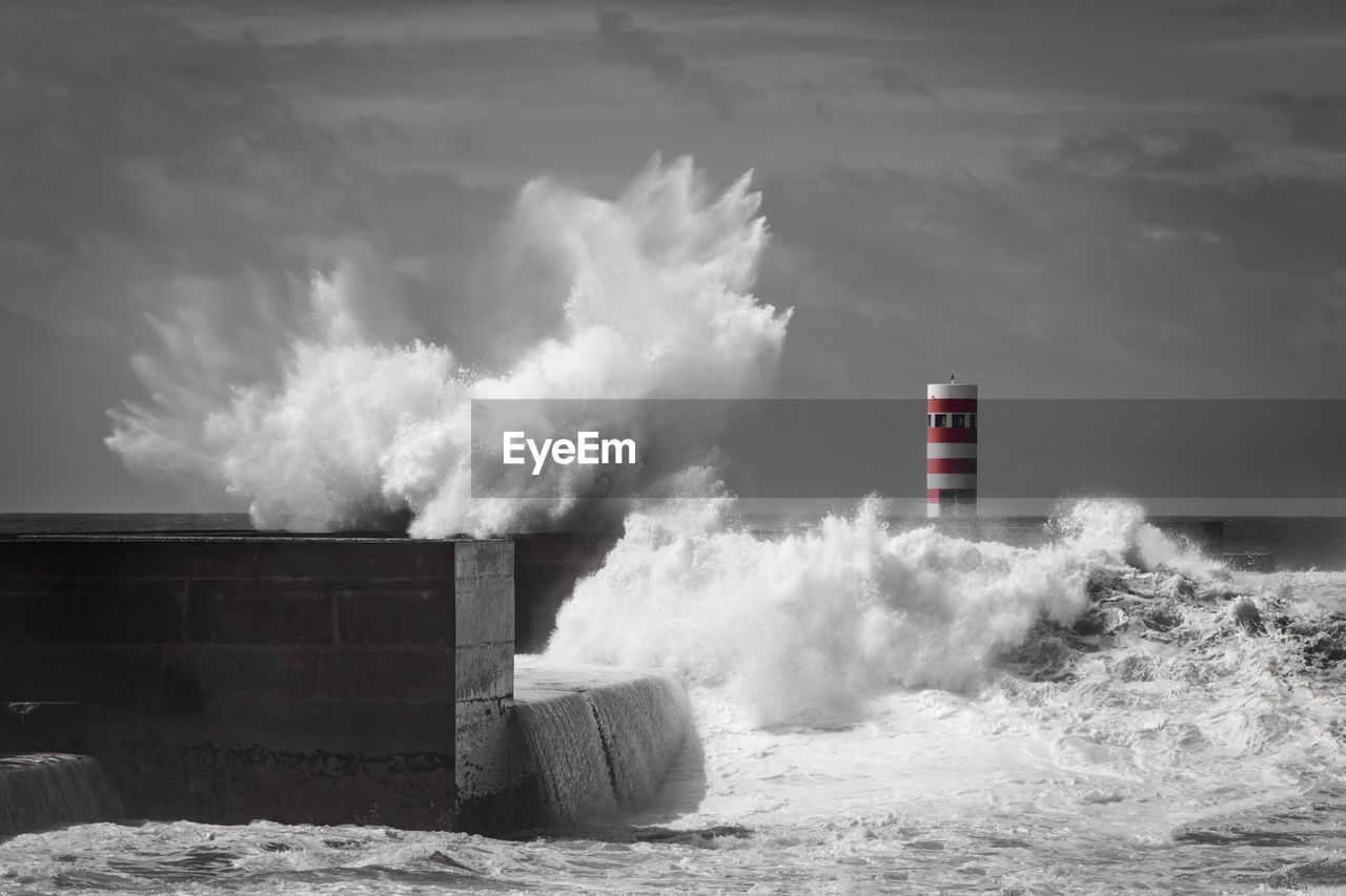 PANORAMIC VIEW OF LIGHTHOUSE AGAINST SEA