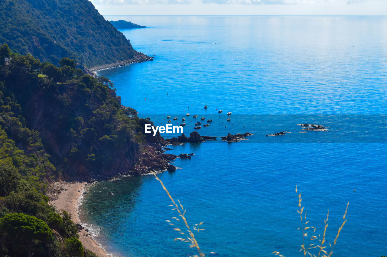 HIGH ANGLE VIEW OF SEA AGAINST SKY