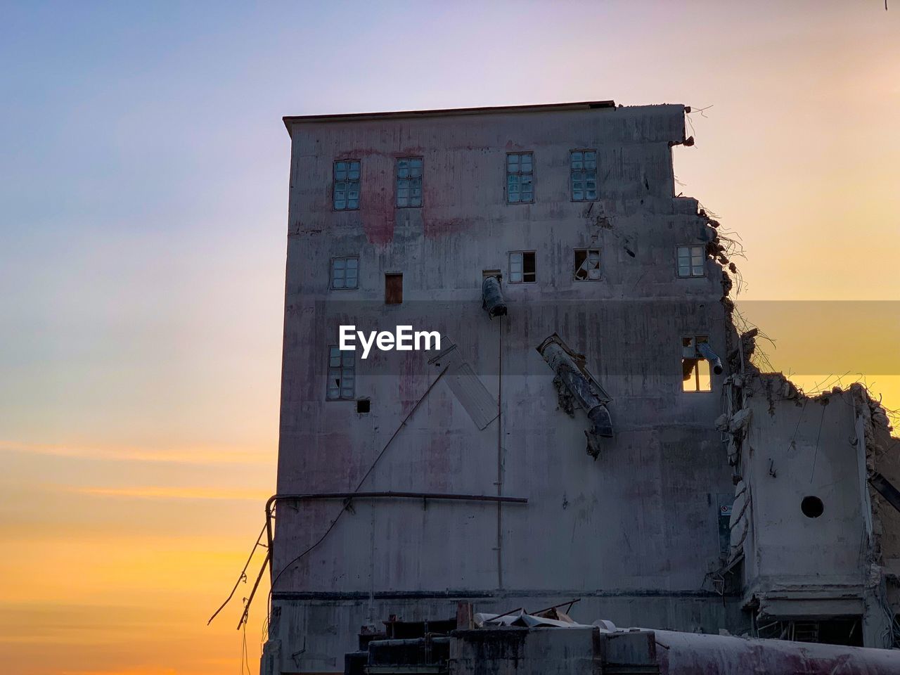 LOW ANGLE VIEW OF BUILDING AGAINST SKY