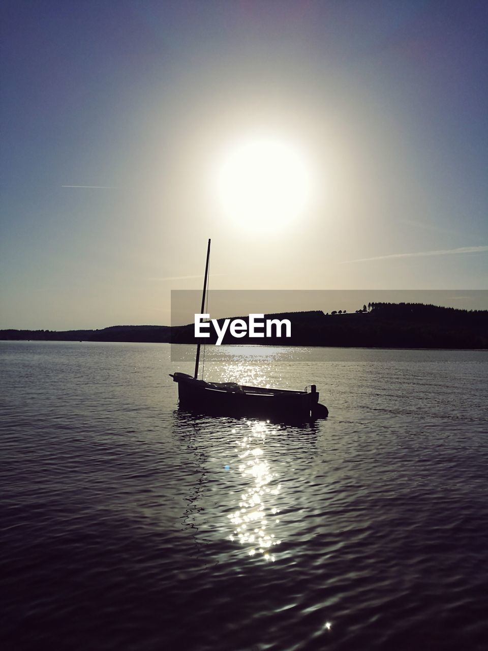 SILHOUETTE SAILBOAT IN SEA AGAINST SKY