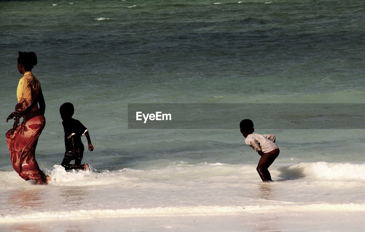 FRIENDS ON BEACH