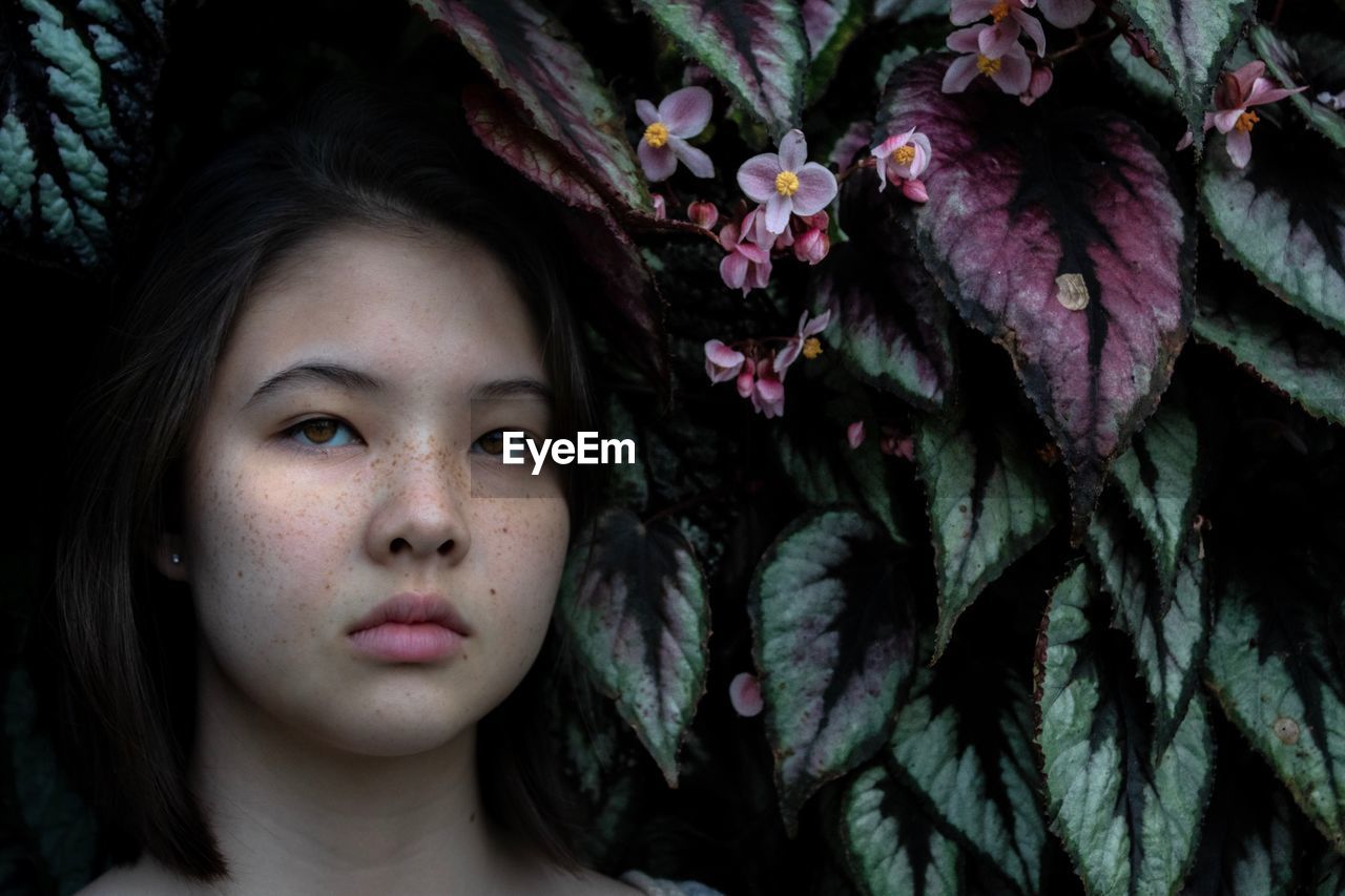 CLOSE-UP PORTRAIT OF A BEAUTIFUL WOMAN WITH RED EYES