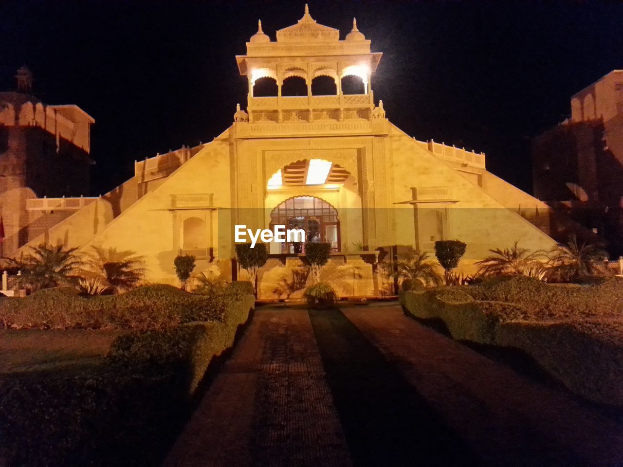 LOW ANGLE VIEW OF HISTORICAL BUILDING