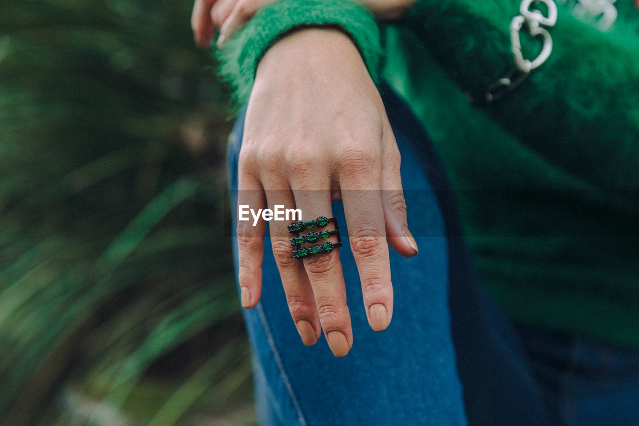 HIGH ANGLE VIEW OF WOMAN HOLDING HANDS