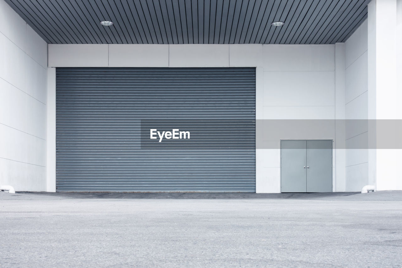 VIEW OF AN ABANDONED BUILDING WITH CLOSED DOOR