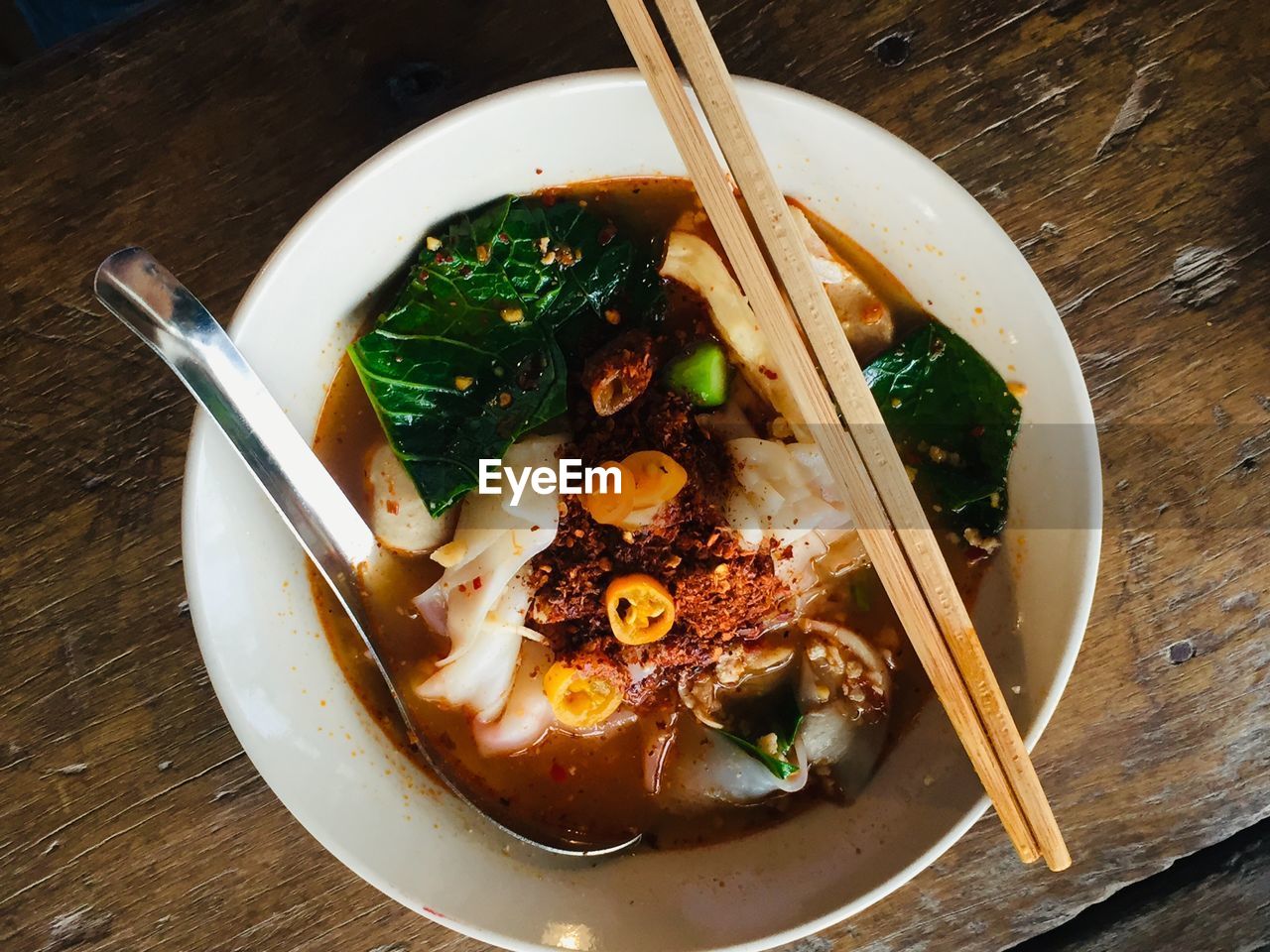 HIGH ANGLE VIEW OF RICE IN BOWL ON TABLE