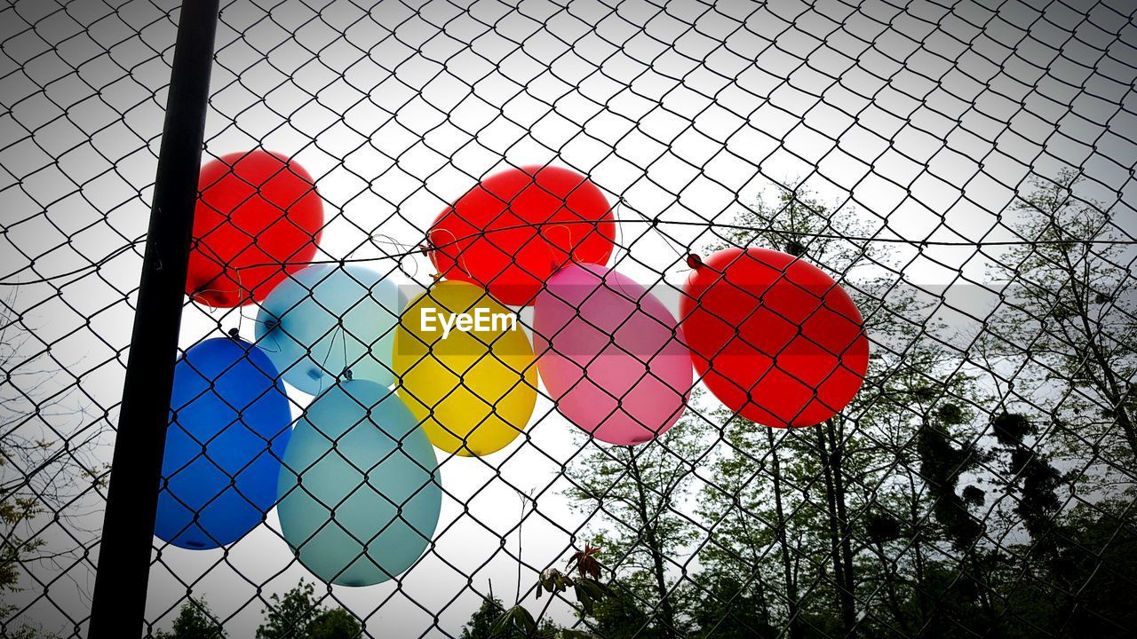 FULL FRAME SHOT OF COLORFUL CHAINLINK FENCE
