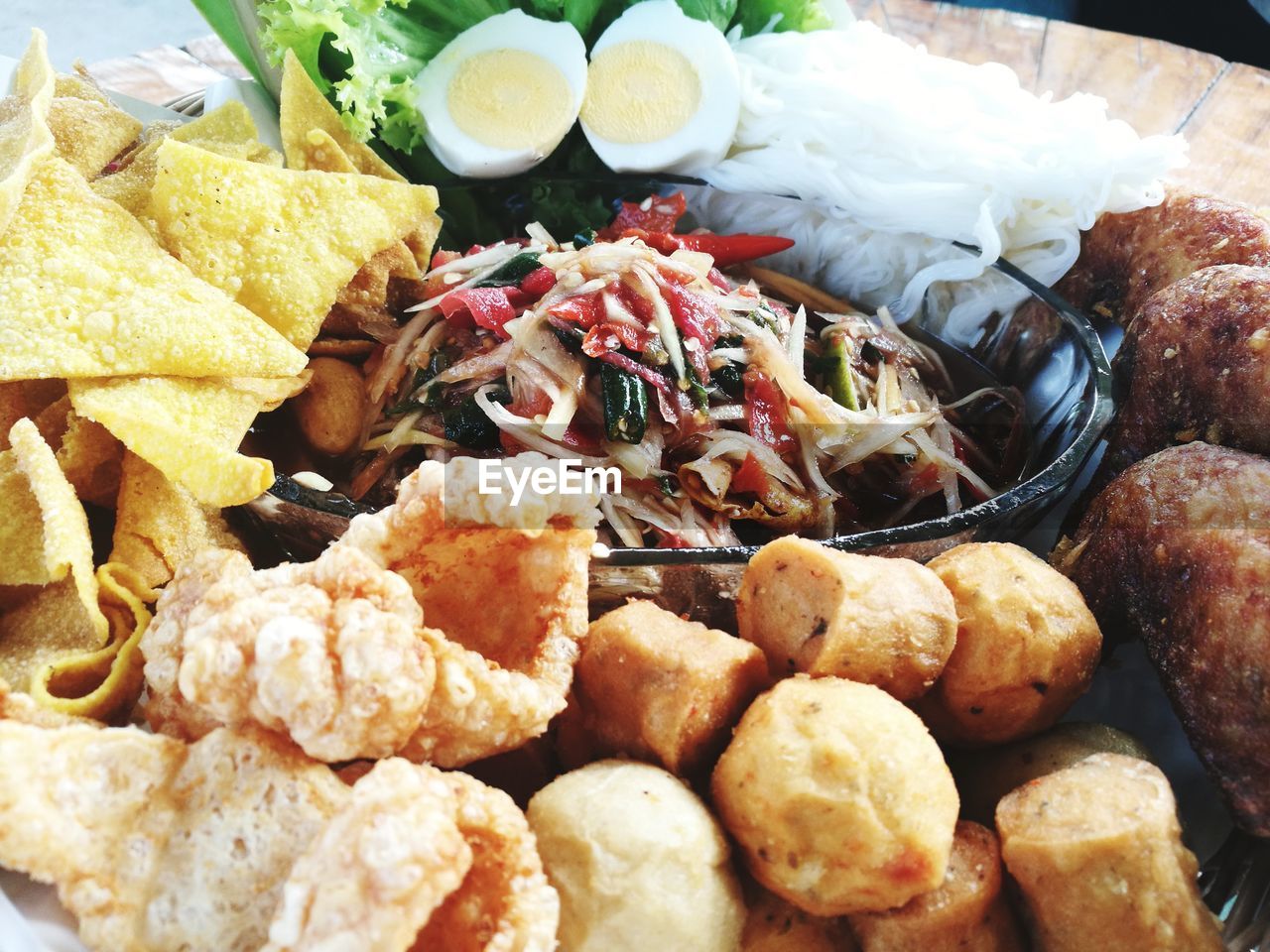 CLOSE-UP OF FOOD ON PLATE