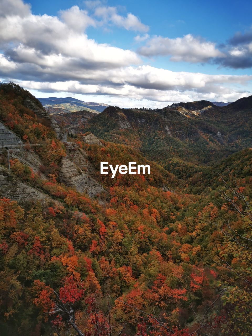 SCENIC VIEW OF LANDSCAPE AND MOUNTAINS AGAINST SKY