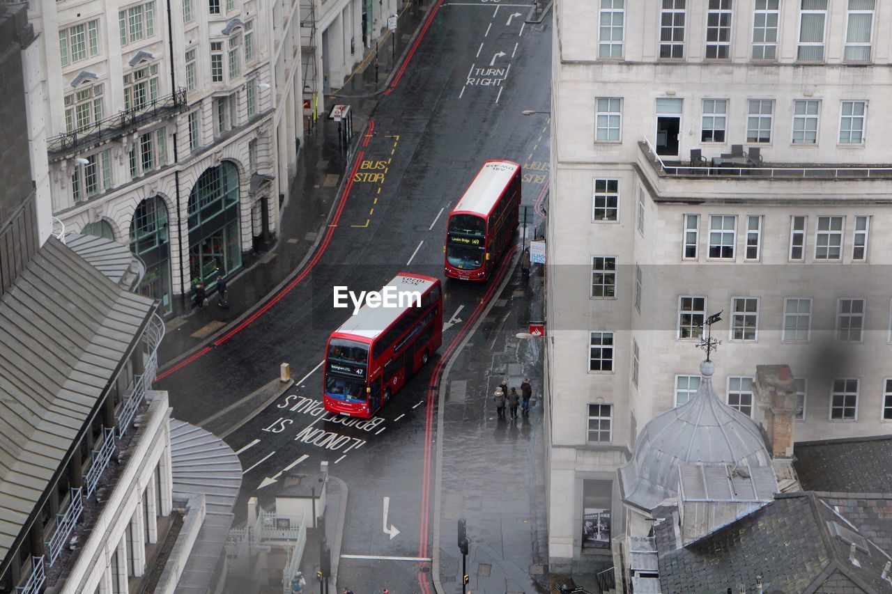 HIGH ANGLE VIEW OF TRAFFIC ON CITY STREET