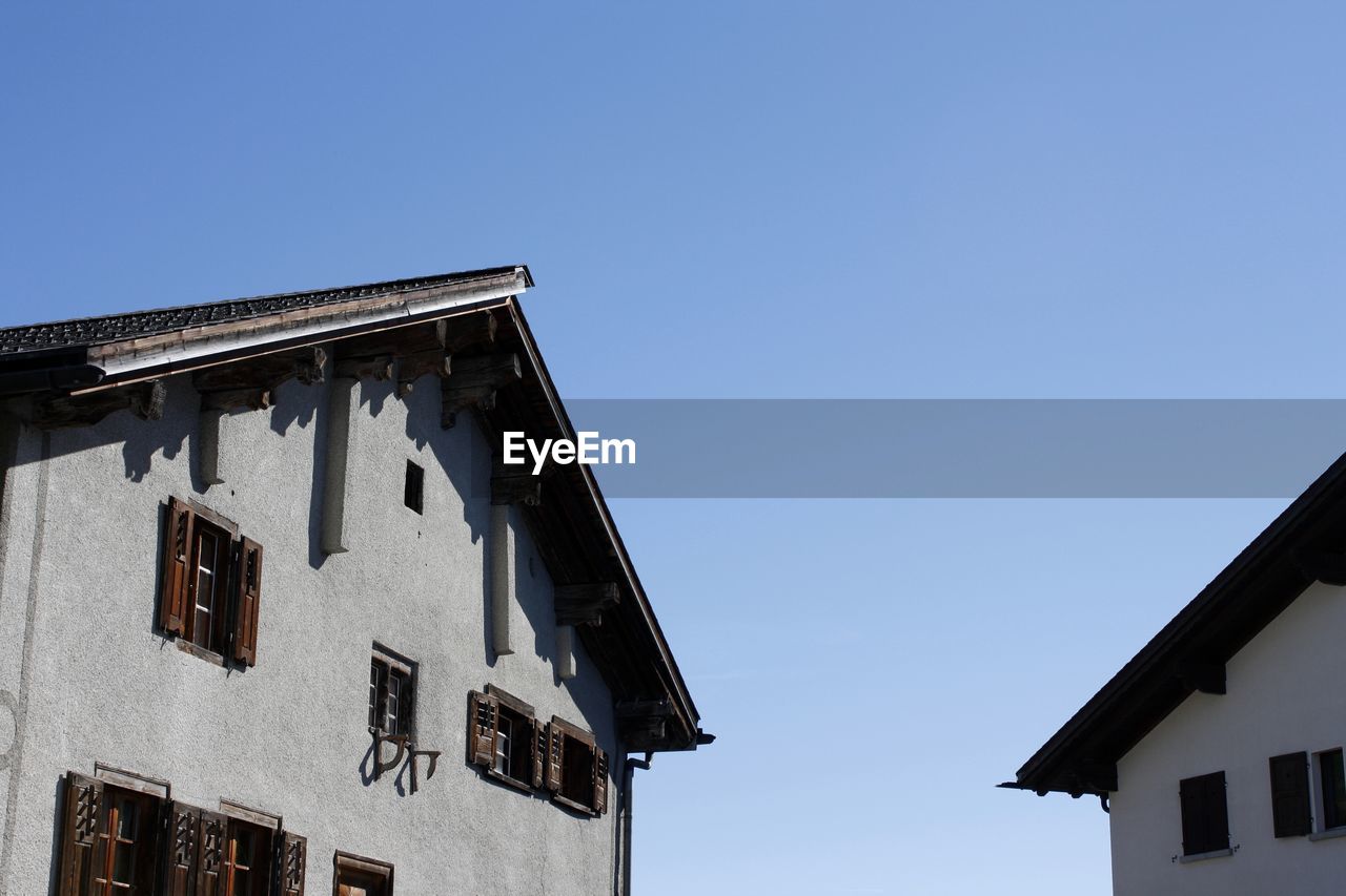 LOW ANGLE VIEW OF BUILT STRUCTURE AGAINST CLEAR SKY