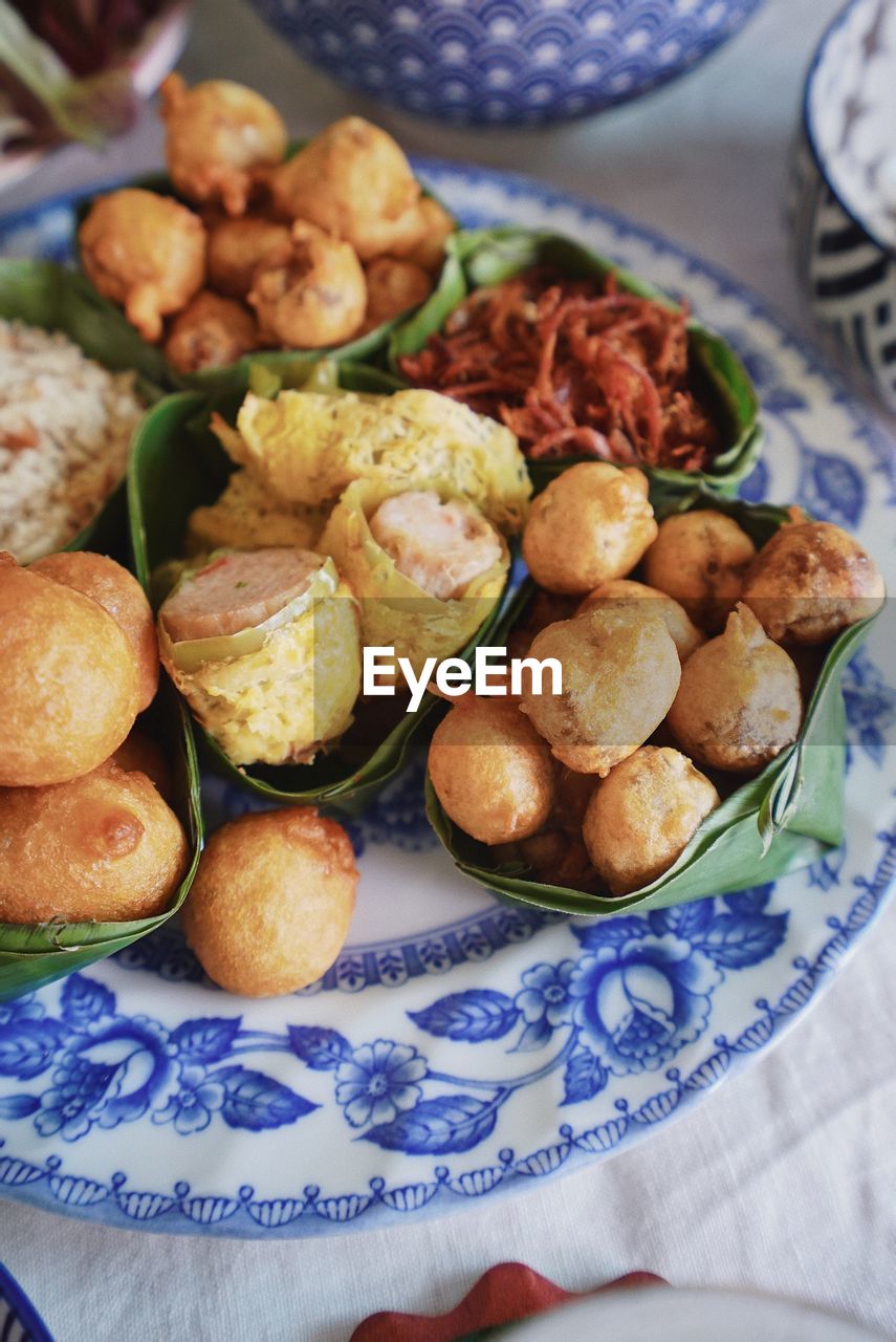 HIGH ANGLE VIEW OF FOOD IN PLATE