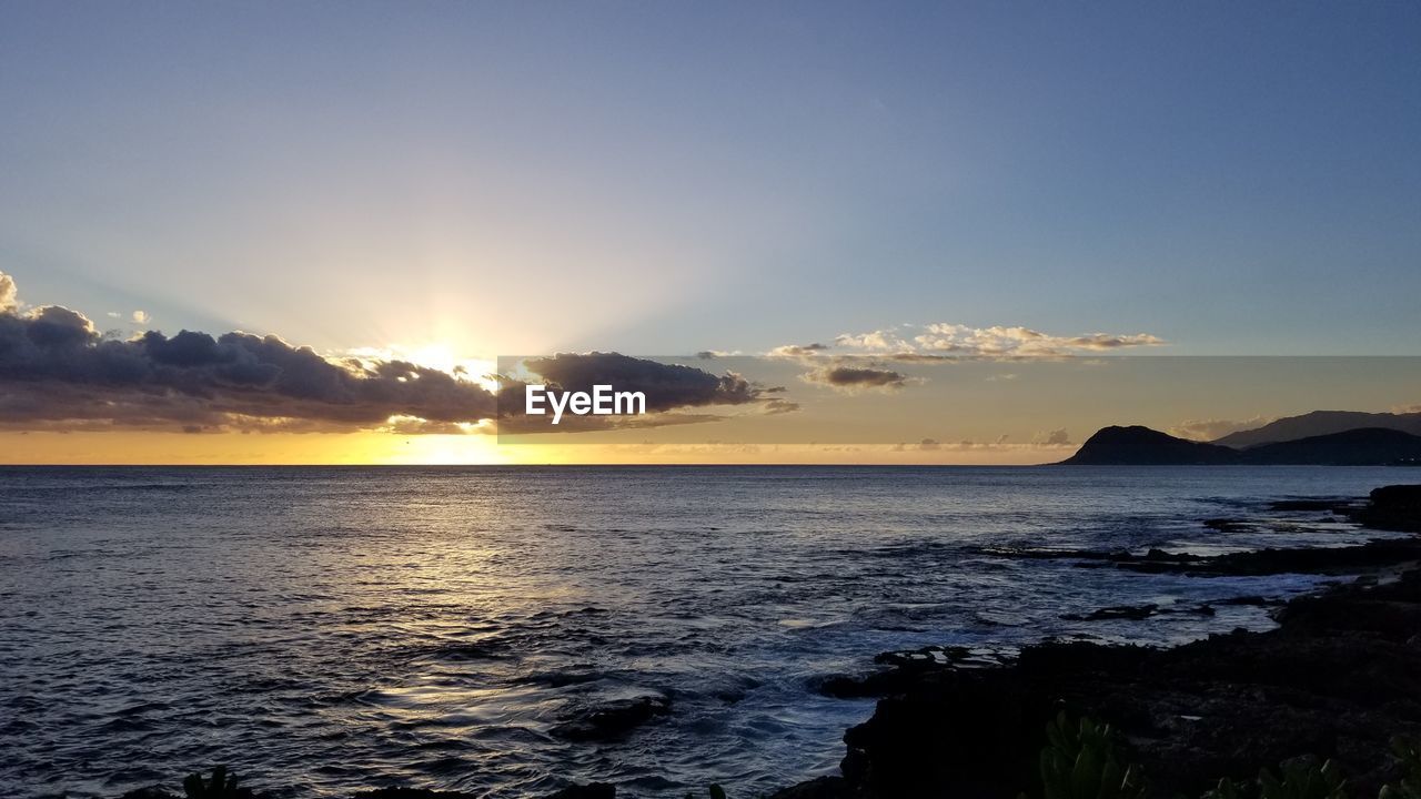 SCENIC VIEW OF SEA AGAINST SUNSET SKY