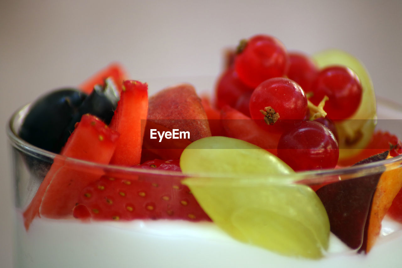 CLOSE-UP OF STRAWBERRY FRUITS IN BOWL