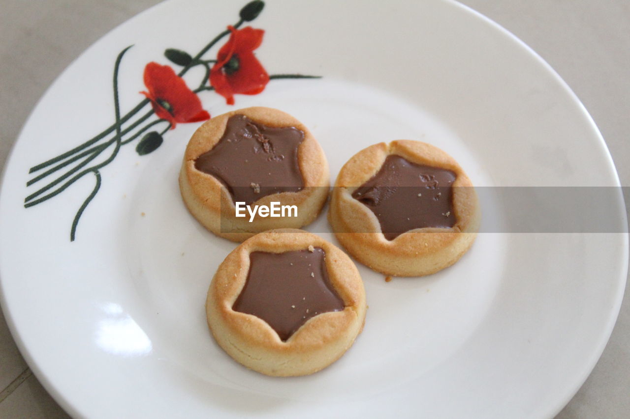 CLOSE-UP OF COOKIES IN PLATE