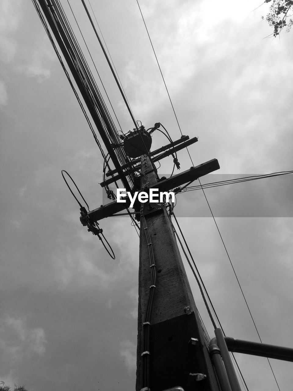 LOW ANGLE VIEW OF MAST AGAINST SKY