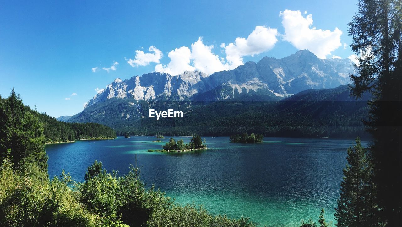 SCENIC VIEW OF LAKE AND TREES AGAINST SKY