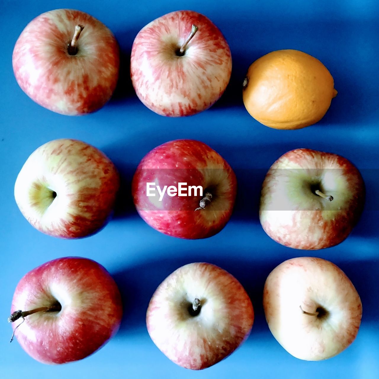 HIGH ANGLE VIEW OF APPLES IN CONTAINER ON TABLE