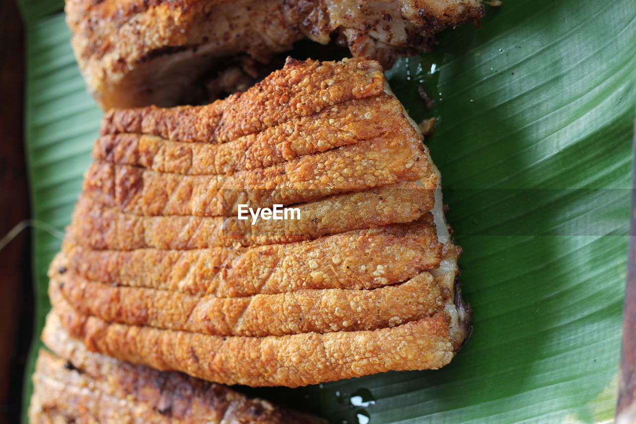 HIGH ANGLE VIEW OF BREAD ON LEAF