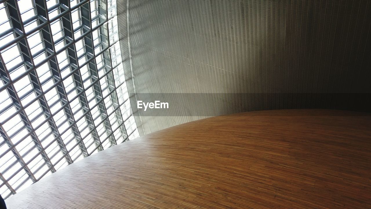 FULL FRAME SHOT OF PATTERNED WALL IN EMPTY ROOM