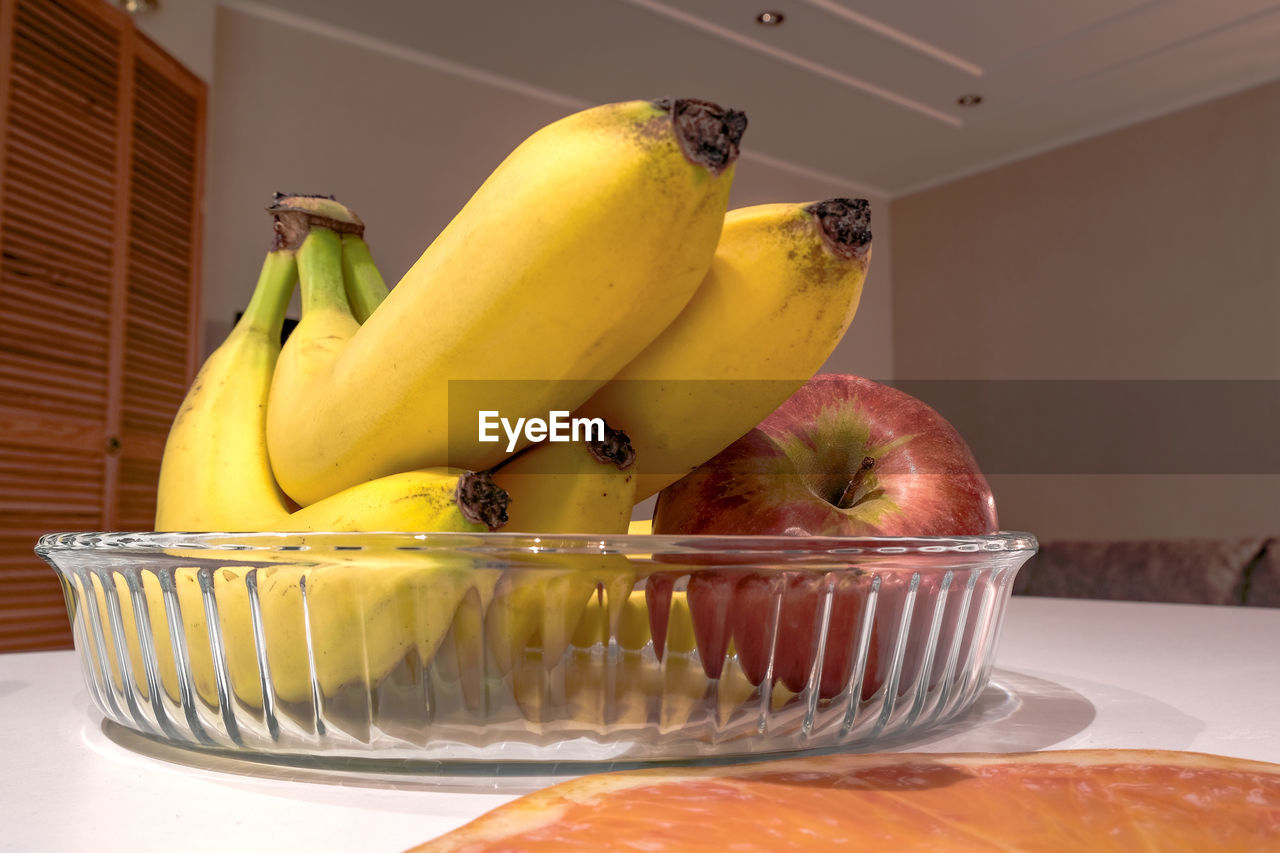 CLOSE-UP OF LEMON IN BOWL