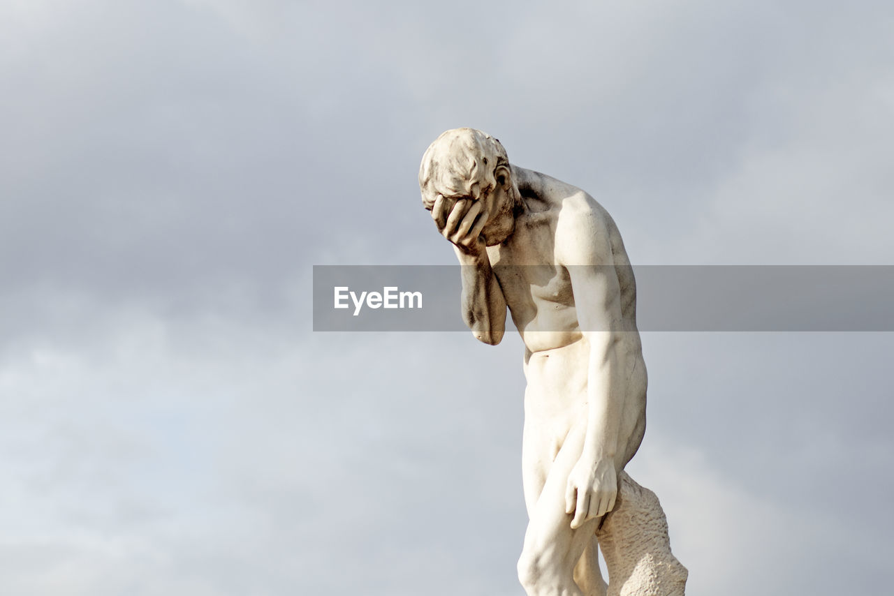 LOW ANGLE VIEW OF STATUE OF ANGEL AGAINST SKY