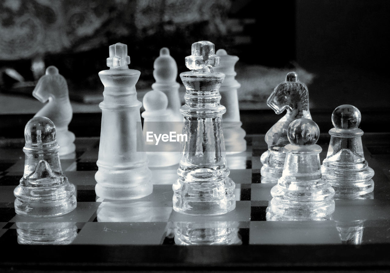 CLOSE-UP OF CHESS PIECES ON TABLE