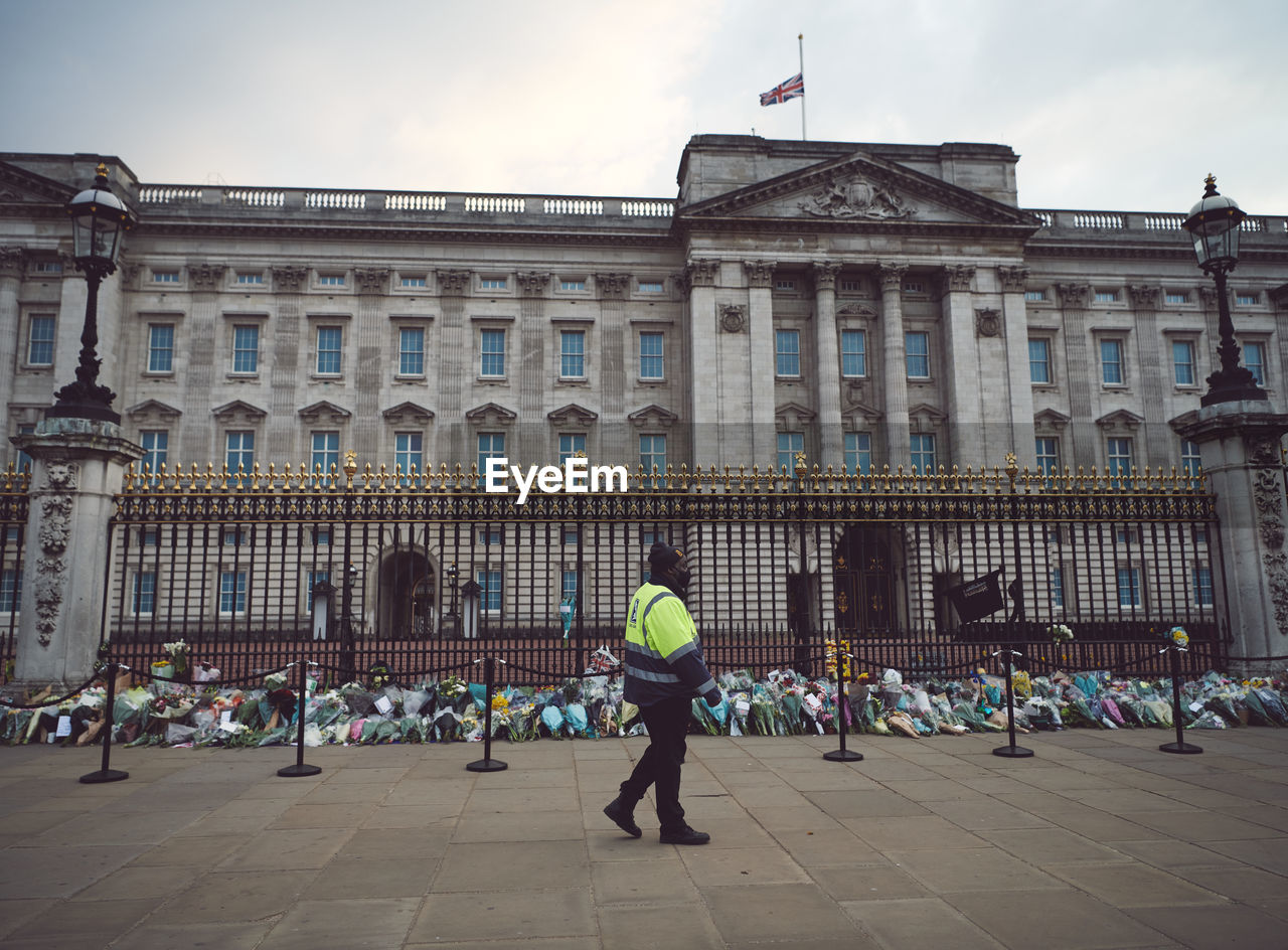 PEOPLE IN FRONT OF HISTORICAL BUILDING