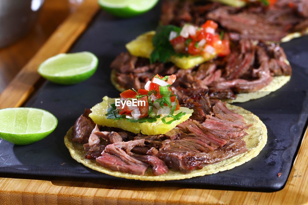 CLOSE-UP OF MEAT AND VEGETABLES ON PLATE