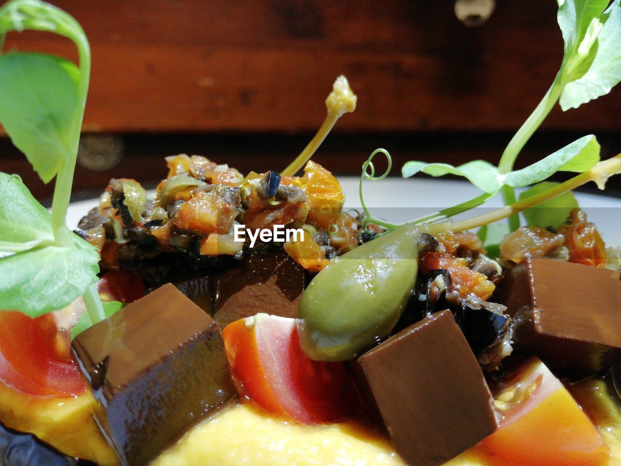 CLOSE-UP OF CHOPPED FRUITS AND VEGETABLES IN PLATE