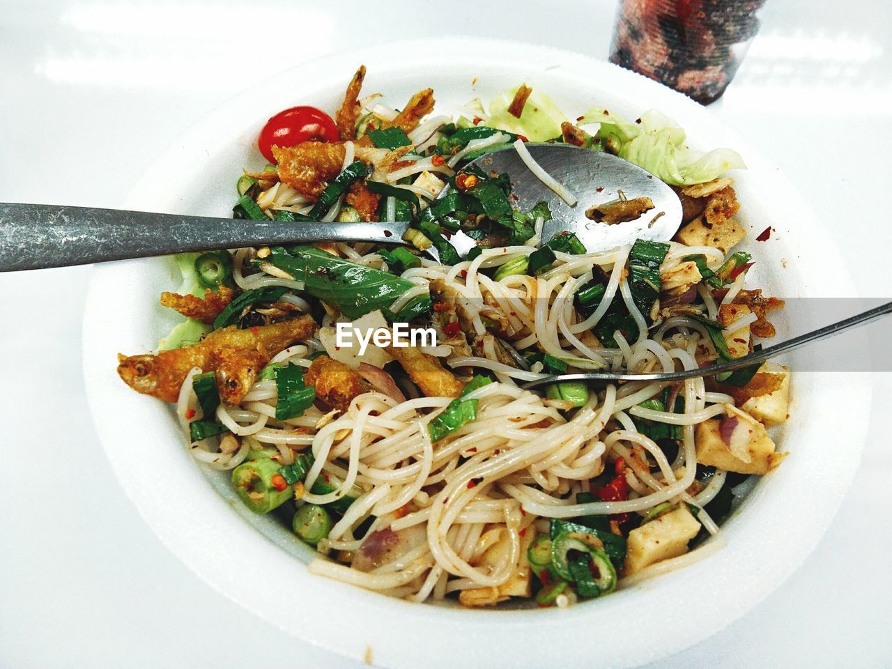 CLOSE-UP OF NOODLES IN BOWL