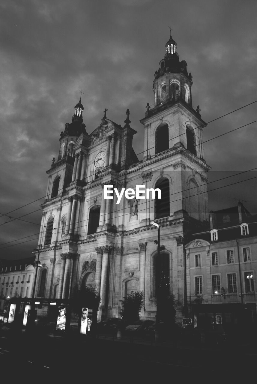 LOW ANGLE VIEW OF HISTORICAL BUILDING AGAINST CLOUDY SKY