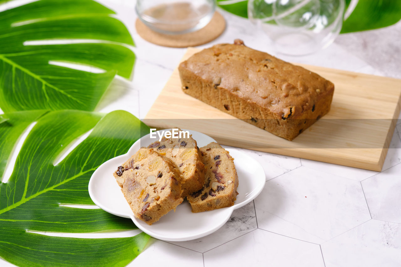 HIGH ANGLE VIEW OF BREAD ON PLATE