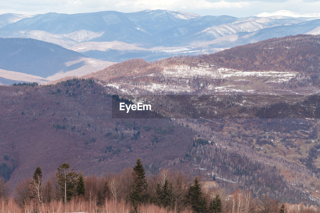 A picturesque view of the carpathian mountains in ukraine. high peaks in the snow