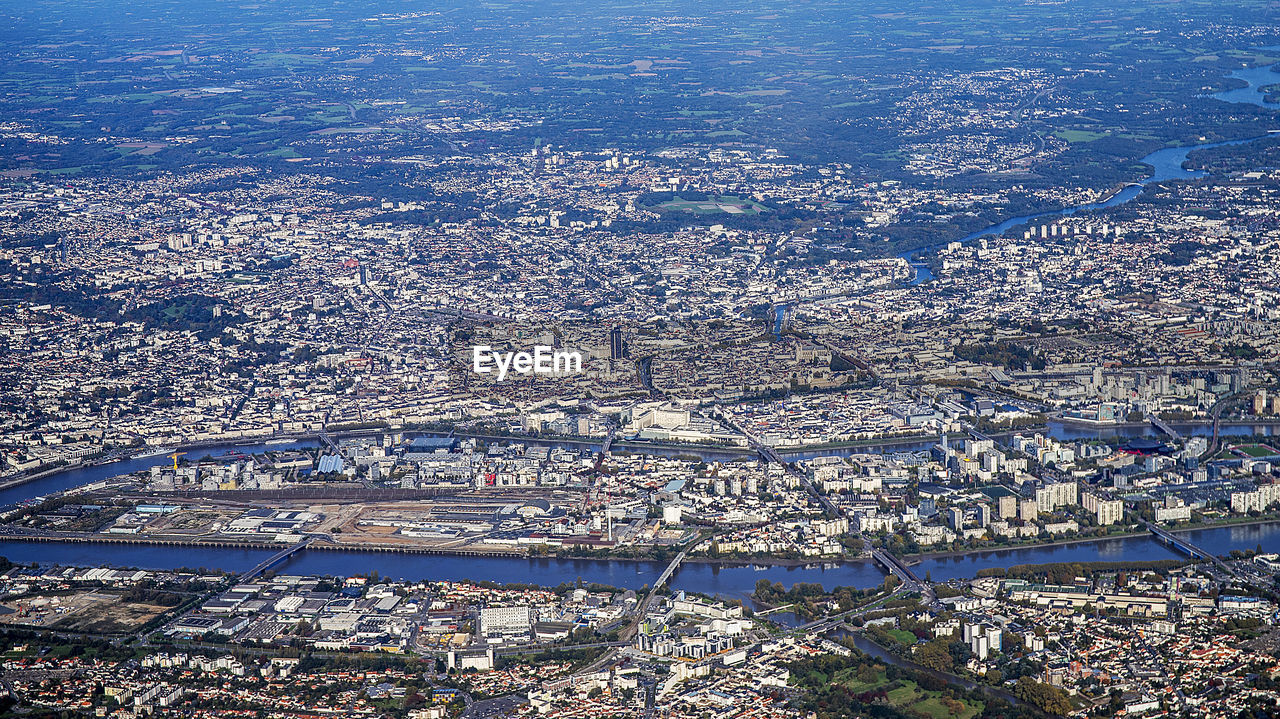 HIGH ANGLE VIEW OF RIVER AGAINST BUILDINGS IN CITY