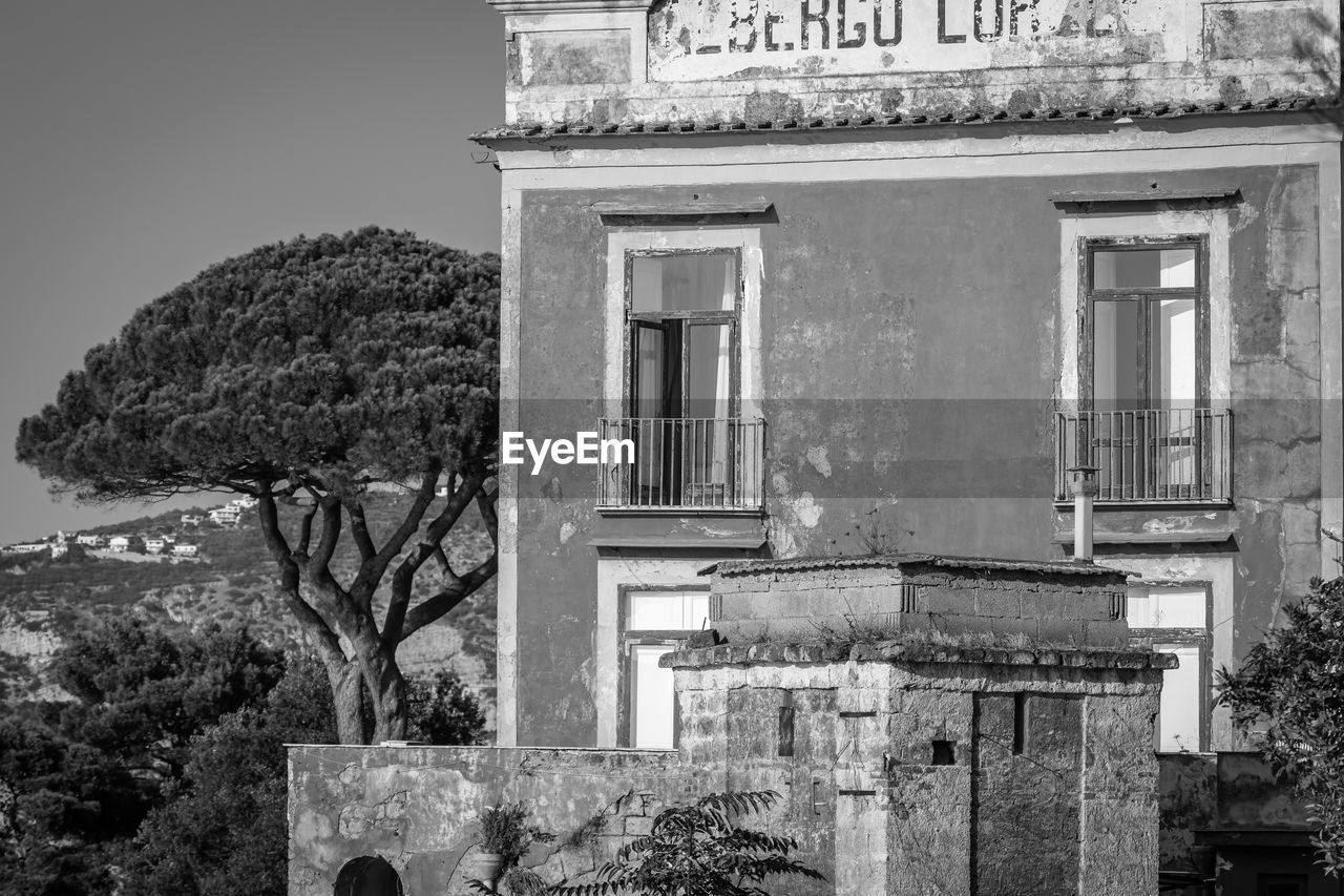 VIEW OF HOUSE WITH WINDOWS