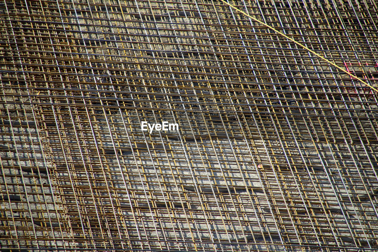 CLOSE-UP VIEW OF BRICK WALL