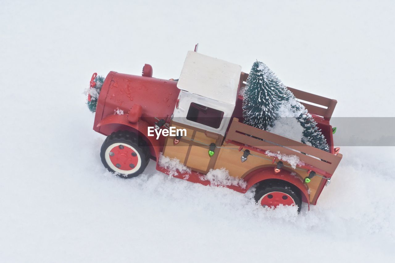 HIGH ANGLE VIEW OF CAR ON SNOW COVERED CARS