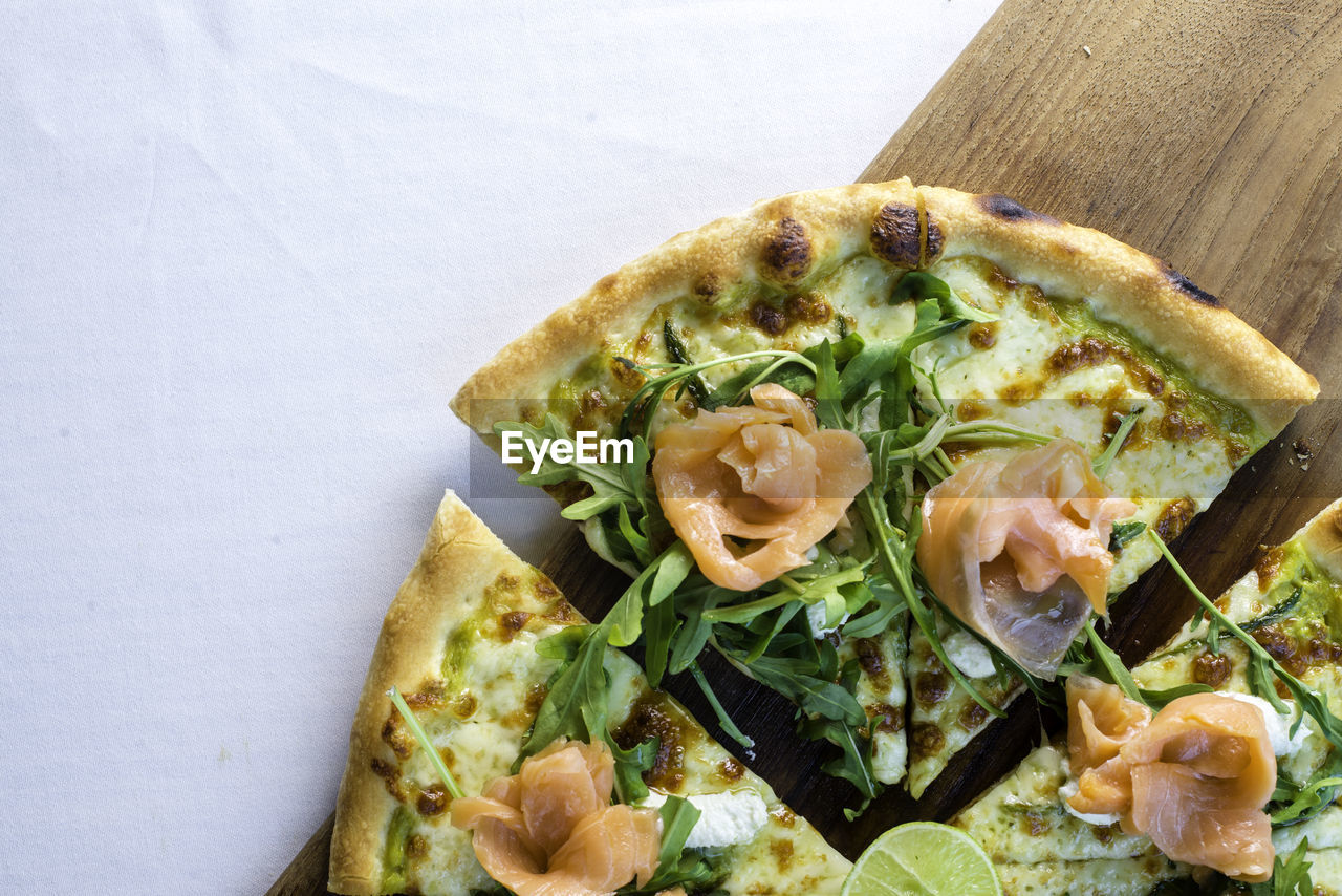 HIGH ANGLE VIEW OF FOOD IN PLATE