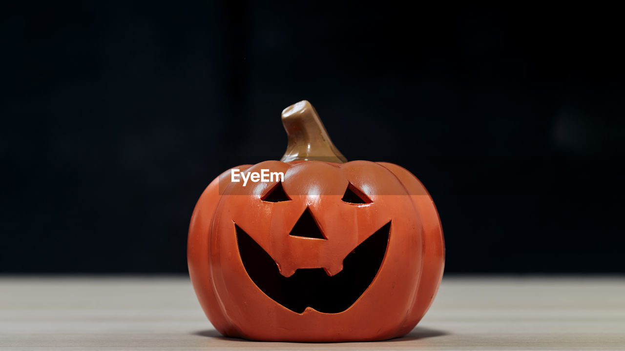 CLOSE-UP OF PUMPKIN ON TABLE AT HOME