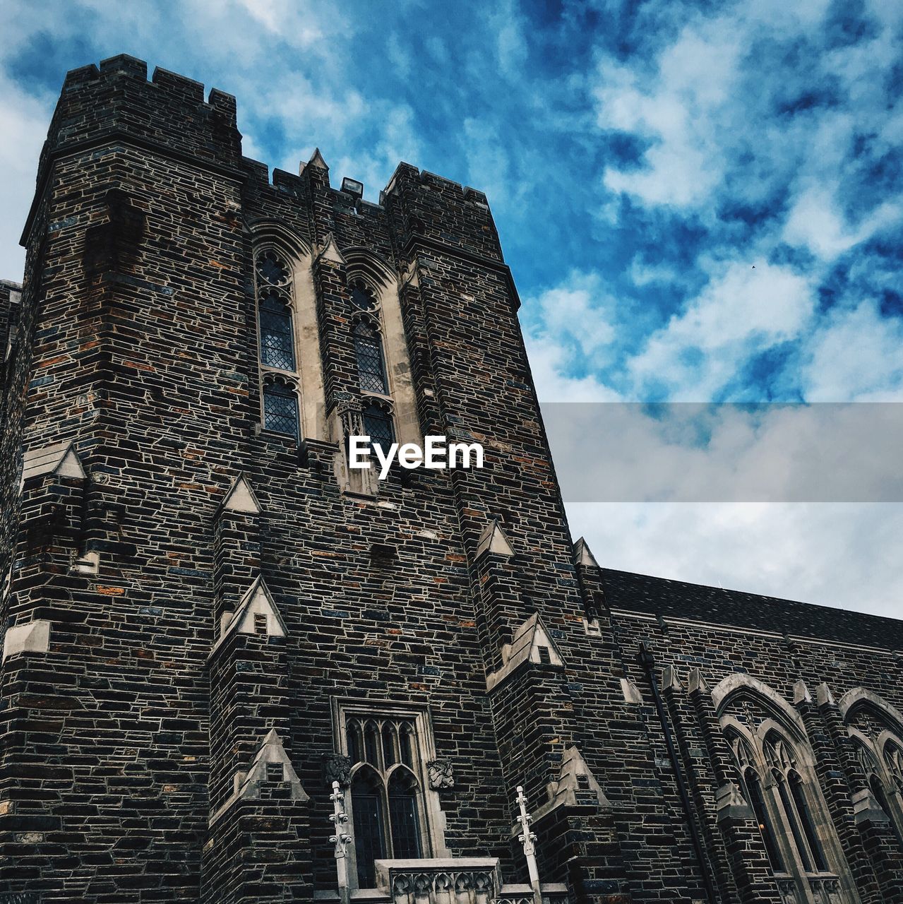 LOW ANGLE VIEW OF HISTORICAL BUILDING AGAINST SKY