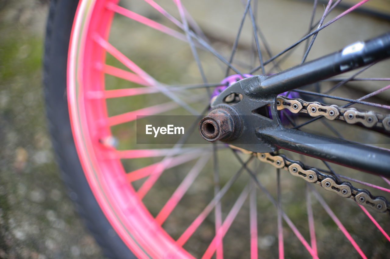 CLOSE-UP OF BICYCLE WHEEL WITH METAL