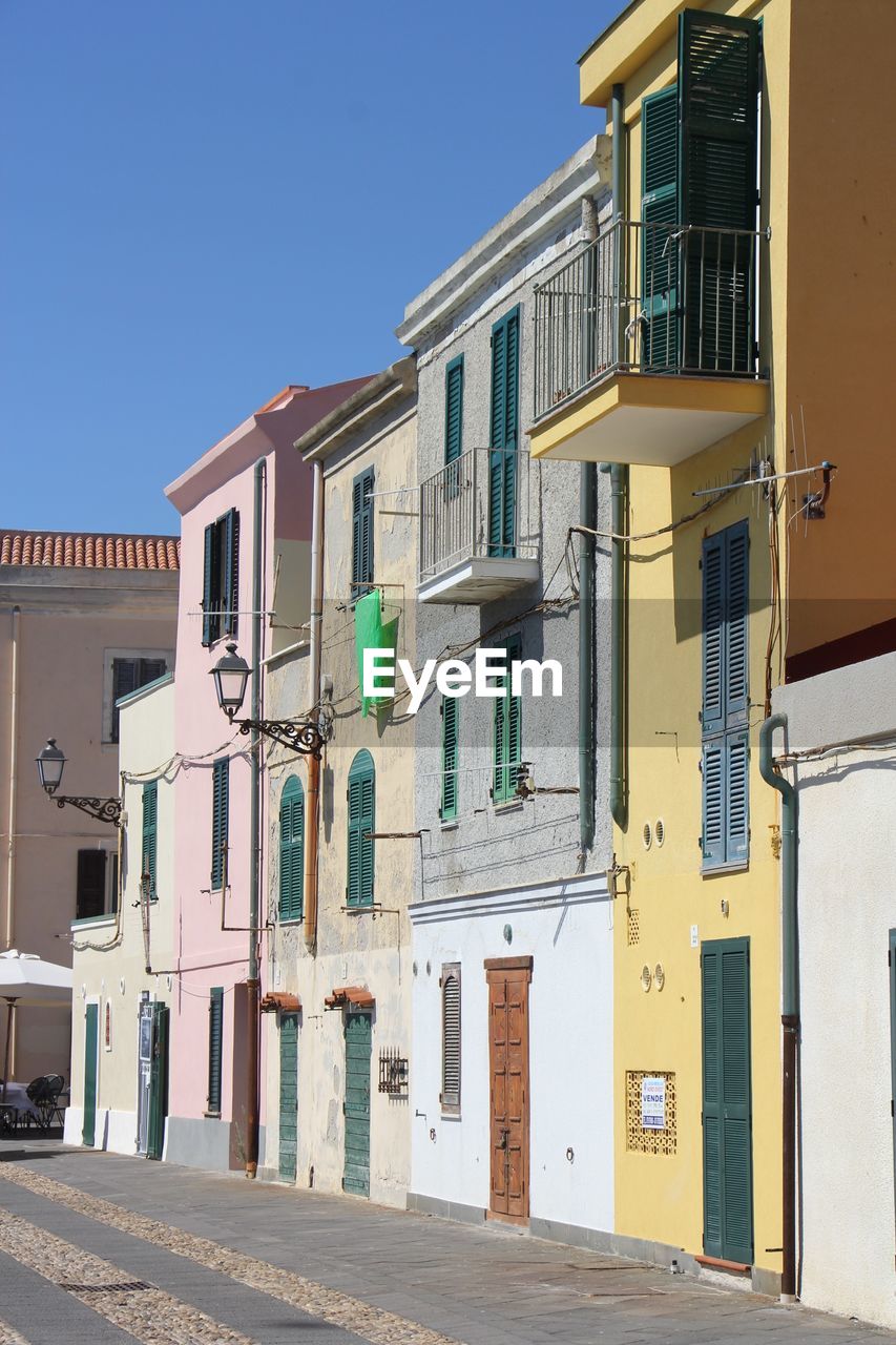 LOW ANGLE VIEW OF BUILDINGS AGAINST SKY