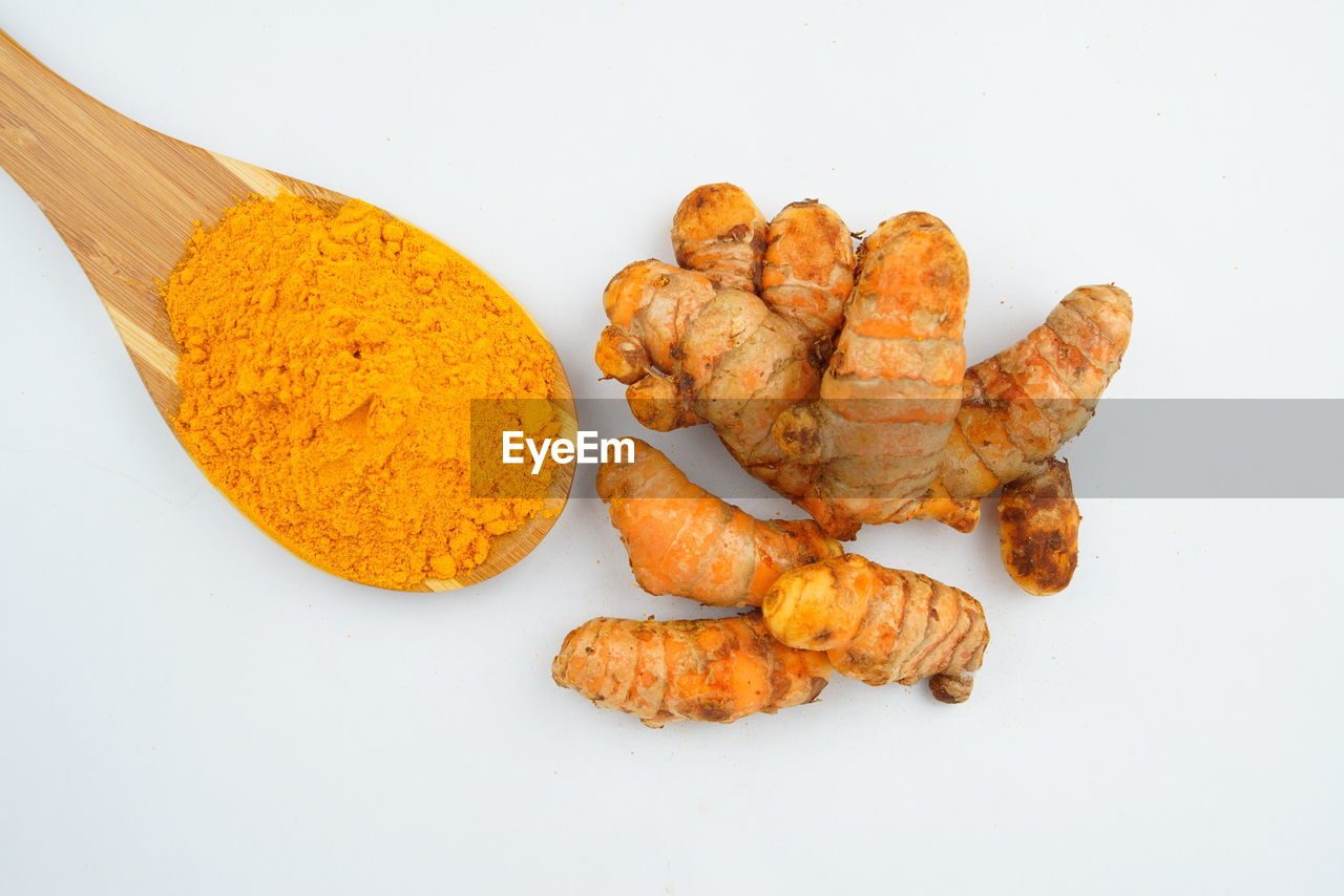 HIGH ANGLE VIEW OF FRESH ORANGE ON TABLE