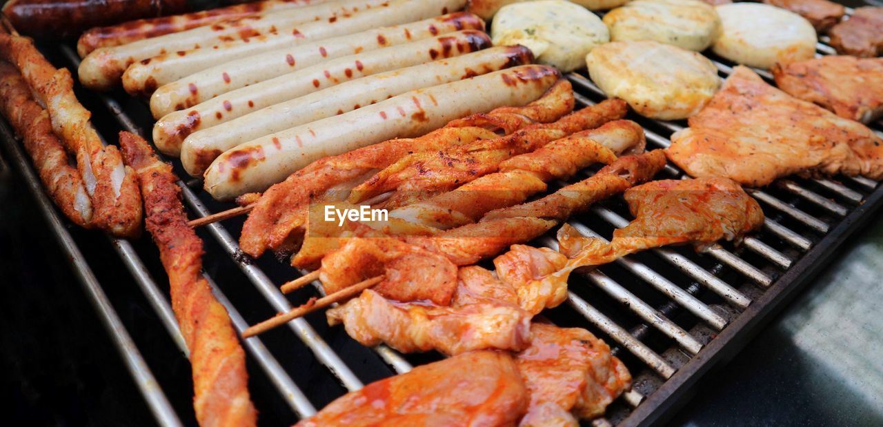 HIGH ANGLE VIEW OF MEAT COOKING ON BARBECUE