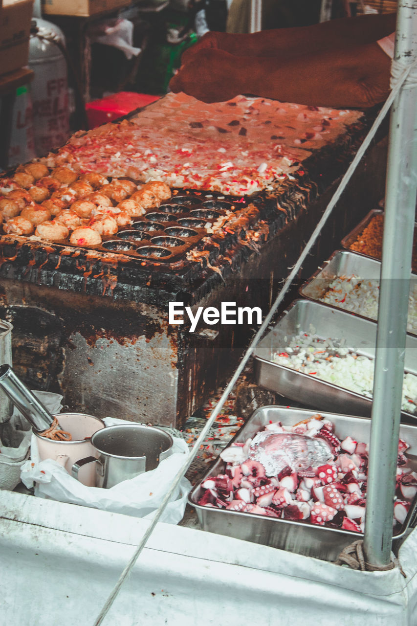 Cropped hand of man preparing food at concession stand